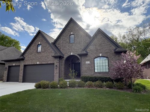 54311 Lawson Creek Dr, Utica, MI, 48316-3152 | Card Image
