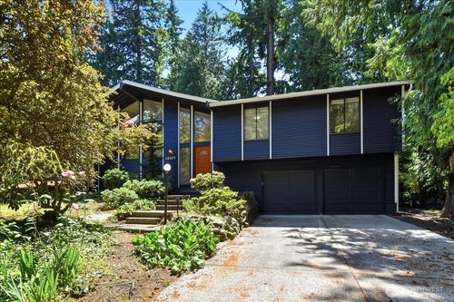 12017 Ne 68th Pl, Kirkland, WA, 98033-8427 | Card Image