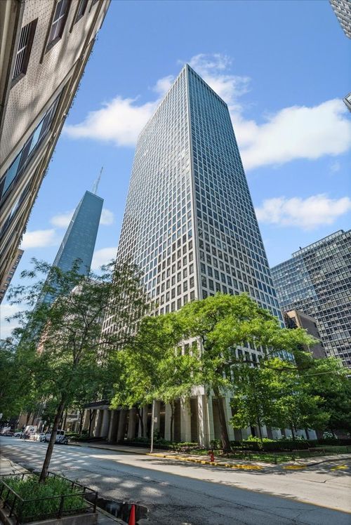 apt-611-260 E Chestnut St, Chicago, IL, 60611-2448 | Card Image