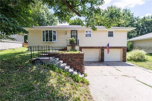 2209 N Leonard Rd, Saint Joseph, MO, 64506-2571 | Card Image
