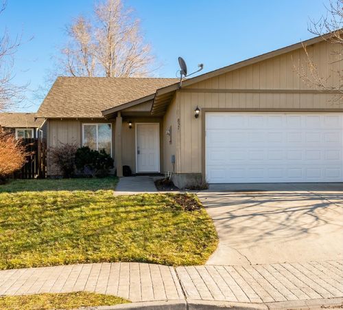 857 Se Maliah Ave, Madras, OR, 97741-2204 | Card Image