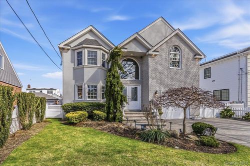 263 James St, Franklin Square, NY, 11010-2302 | Card Image