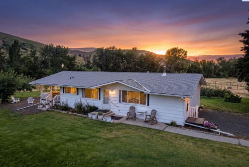 100 Vernon Ln, Dayton, WA, 99328-8758 | Card Image
