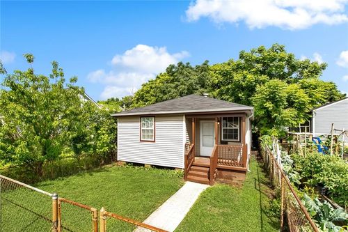 811 Tricou St, New Orleans, LA, 70117-1557 | Card Image