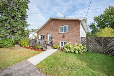 3255 Petawawa Blvd, House other with 3 bedrooms, 2 bathrooms and 4 parking in Petawawa ON | Image 2