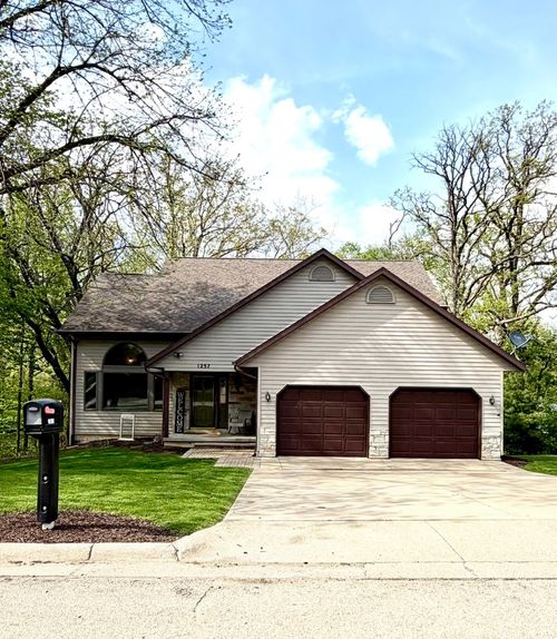 1257 Trail Dr, Dixon, IL, 61021-3296 | Card Image