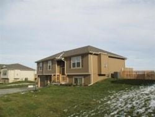 104 Golfview Dr, Pleasant Hill, MO, 64080-1018 | Card Image