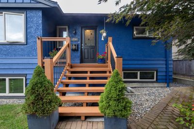 250 E 26th St, House other with 3 bedrooms, 2 bathrooms and 4 parking in North Vancouver BC | Image 2