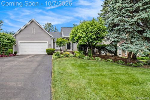 16040 Silverwood Dr, Fenton, MI, 48430-9113 | Card Image