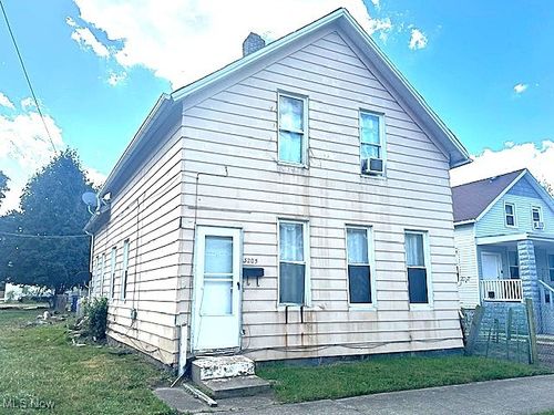 3205 Seymour Ave, Cleveland, OH, 44113-4931 | Card Image