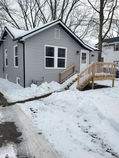 1347 Rose Ave, Benton Harbor, MI, 49022-3945 | Card Image