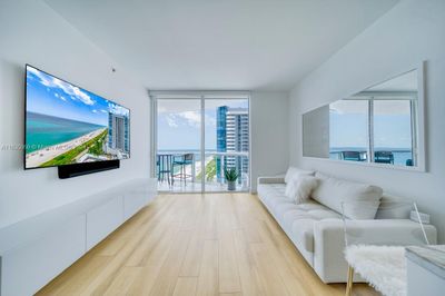 2406 - 6365 Collins Ave, Condo with 1 bedrooms, 1 bathrooms and null parking in Miami Beach FL | Image 1