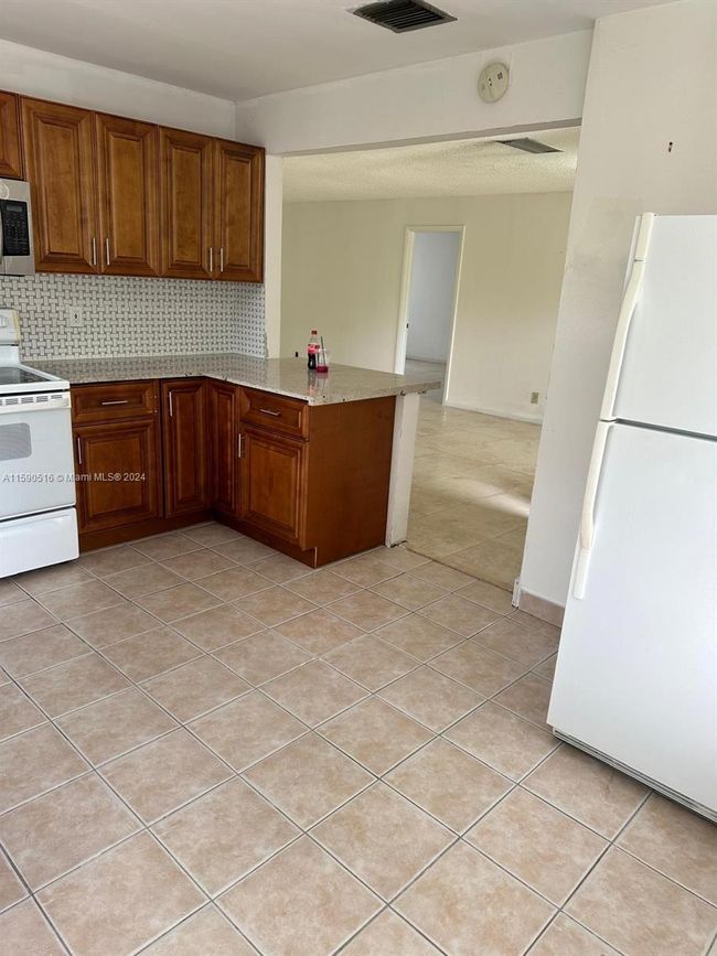 A3 - 2225 Monroe St, Condo with 2 bedrooms, 2 bathrooms and null parking in Hollywood FL | Image 3