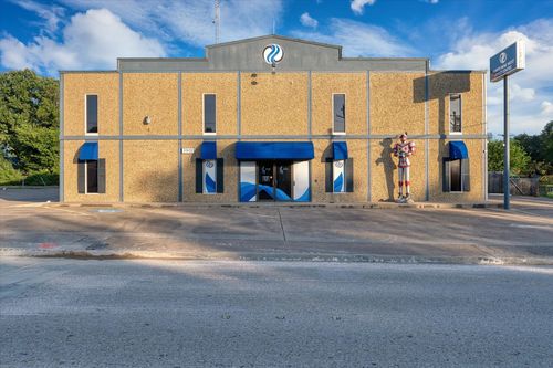 3901 W Waco Dr, Waco, TX, 76710-7107 | Card Image