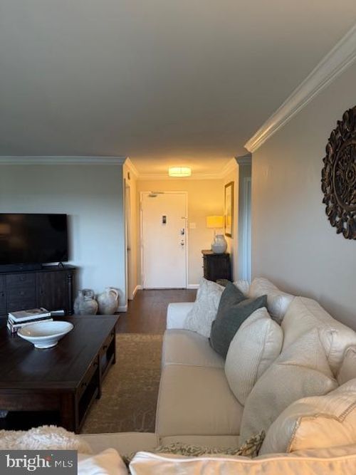 apt-618-203 Yoakum Pkwy, ALEXANDRIA, VA, 22304-3716 | Card Image