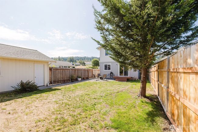 Fully fenced back yard/2 car garage | Image 16