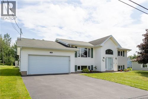 36 Gorveatte St, House with 3 bedrooms, 2 bathrooms and null parking in Dieppe NB | Card Image