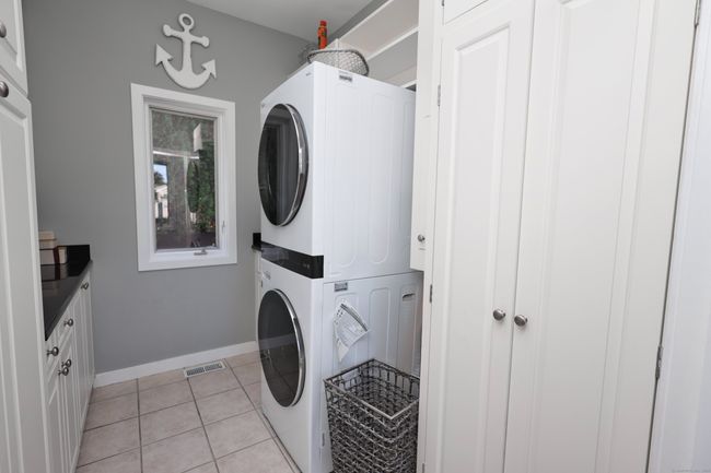 Main floor laundry | Image 23