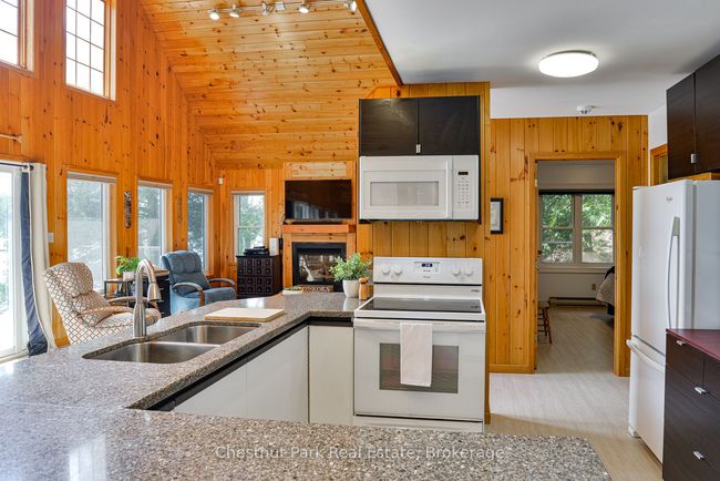 1037 Fire Route 20 G, House other with 4 bedrooms, 3 bathrooms and 5 parking in Gravenhurst ON | Image 7