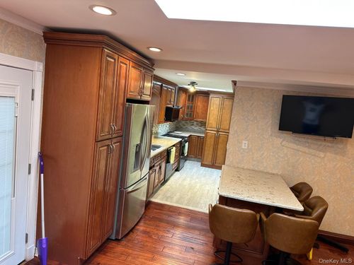 899 Bowling Green Dr, Westbury, NY, 11590-6103 | Card Image