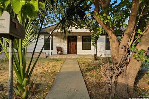 521 Old Carrizo Rd, Uvalde, TX, 78801-5957 | Card Image