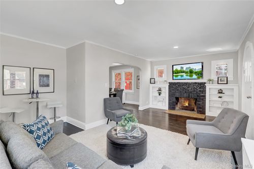 84 Wellington St, Hempstead, NY, 11550-1809 | Card Image