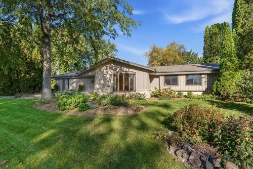 8840 Greenhill Ln, Greendale, WI, 53129-1547 | Card Image