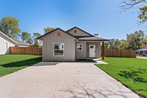 200 Pine St, Bonham, TX, 75418-4444 | Card Image