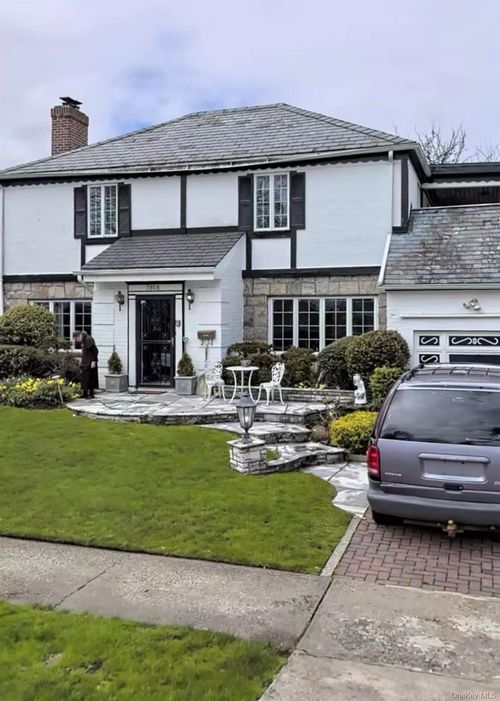 7808 221st St, Oakland Gardens, NY, 11364-3633 | Card Image