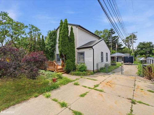 19039 Deering St, Livonia, MI, 48152-3734 | Card Image