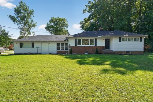 4223 Canterbury Rd, North Olmsted, OH, 44070-2752 | Card Image