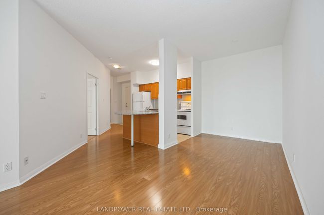 1017 - 230 Queens Quay W, Condo with 2 bedrooms, 1 bathrooms and null parking in Toronto ON | Image 13