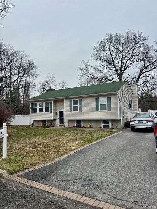 15 New York Ave, Bay Shore, NY, 11706-3106 | Card Image