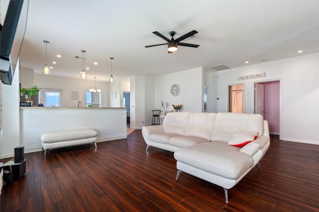 336 Waterloo Dr, House other with 3 bedrooms, 2 bathrooms and 4 parking in Kyle TX | Image 5