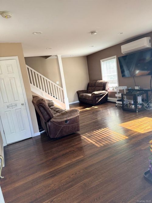 29 Oak St, Islip, NY, 11751-2807 | Card Image