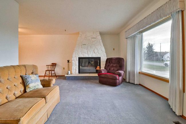 15 S 200 E, Home with 4 bedrooms, 2 bathrooms and 4 parking in Raymond AB | Image 6