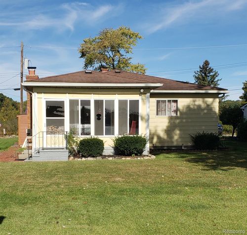 9560 Bluewater Dr, Pinckney, MI, 48169-9374 | Card Image