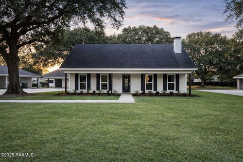 112 Thorn Dr, Youngsville, LA, 70592-5831 | Card Image