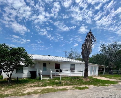 111 Fernandez Ave, Devine, TX, 78016-2611 | Card Image