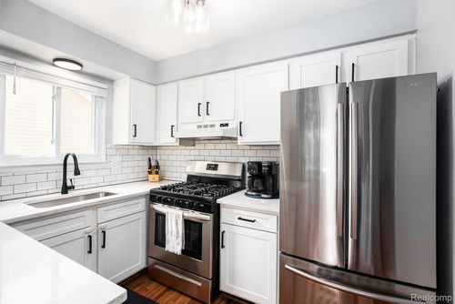 2945 Ellwood Ave, Berkley, MI, 48072-1156 | Card Image