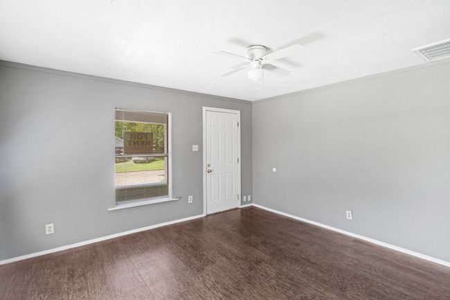 305 W Waco St, Home with 5 bedrooms, 3 bathrooms and 6 parking in Ennis TX | Image 5