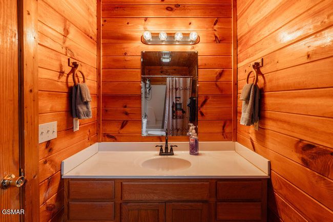 Cabin 2 Master Bathroom (ensuite) | Image 24