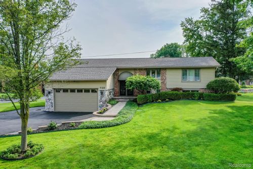 739 Rachelle St, White Lake, MI, 48386-2979 | Card Image