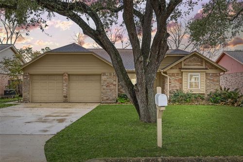 103 Brigadoon Ln, Friendswood, TX, 77546-3721 | Card Image