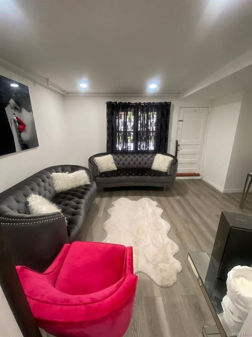 2923 Mickle Ave, Bronx, NY, 10469-3303 | Card Image