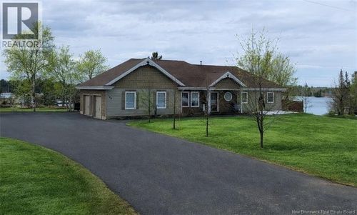 703 Rue Baspuits, Tracadie-Sheila, NB, E1X1A5 | Card Image