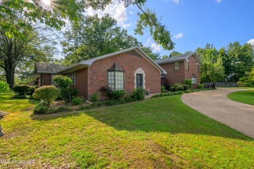 206 Porter St, Senatobia, MS, 38668-1915 | Card Image