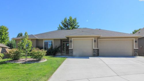 1066 N Montana St, Kennewick, WA, 99336-8244 | Card Image