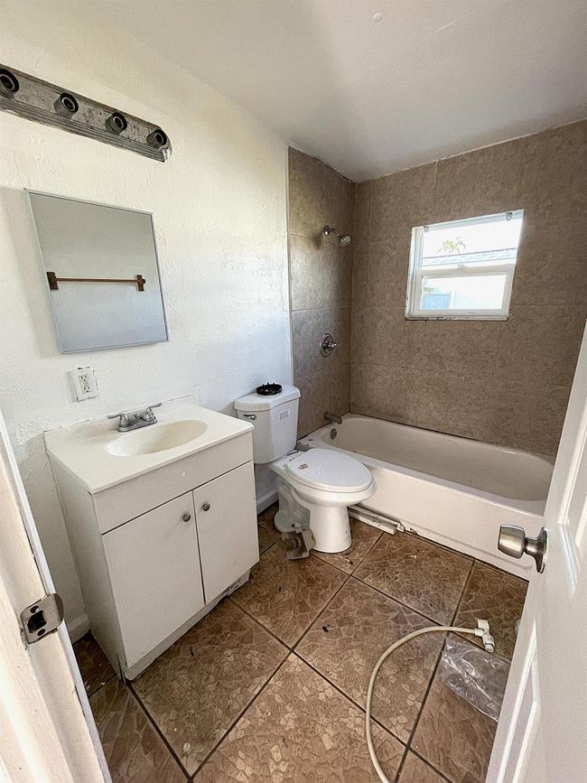 821 Rickey Jackson Blvd, House other with 5 bedrooms, 2 bathrooms and null parking in Pahokee FL | Image 12