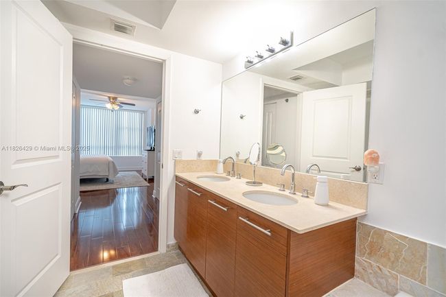 APT-1603N - 2641 N Flamingo Rd, Condo with 2 bedrooms, 2 bathrooms and null parking in Sunrise FL | Image 8